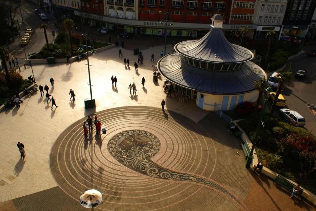 Bournecoast - Stylish Flat With Balcony - Sea Glimpses - 10 Min Walk To Beach - Parking - Wifi - Fm8405 Bournemouth Eksteriør bilde