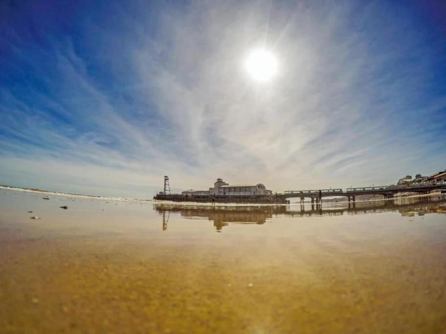 Bournecoast - Stylish Flat With Balcony - Sea Glimpses - 10 Min Walk To Beach - Parking - Wifi - Fm8405 Bournemouth Eksteriør bilde