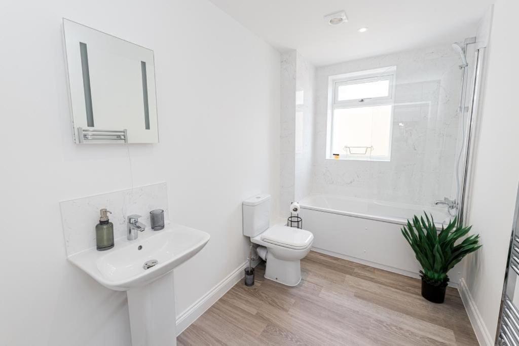 Bournecoast - Stylish Flat With Balcony - Sea Glimpses - 10 Min Walk To Beach - Parking - Wifi - Fm8405 Bournemouth Eksteriør bilde