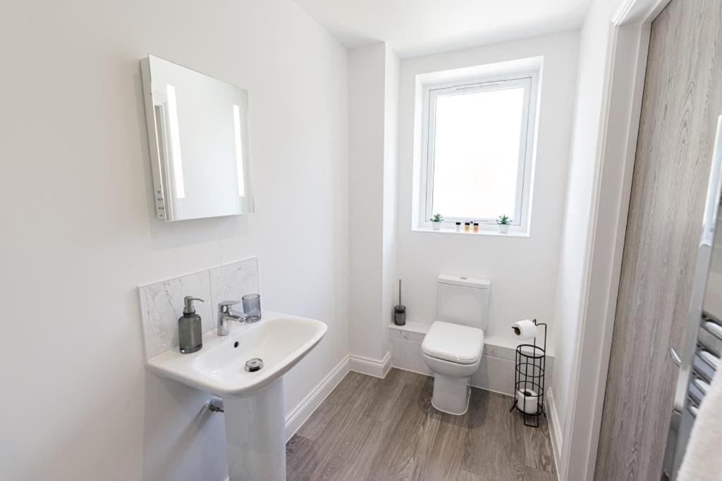 Bournecoast - Stylish Flat With Balcony - Sea Glimpses - 10 Min Walk To Beach - Parking - Wifi - Fm8405 Bournemouth Eksteriør bilde