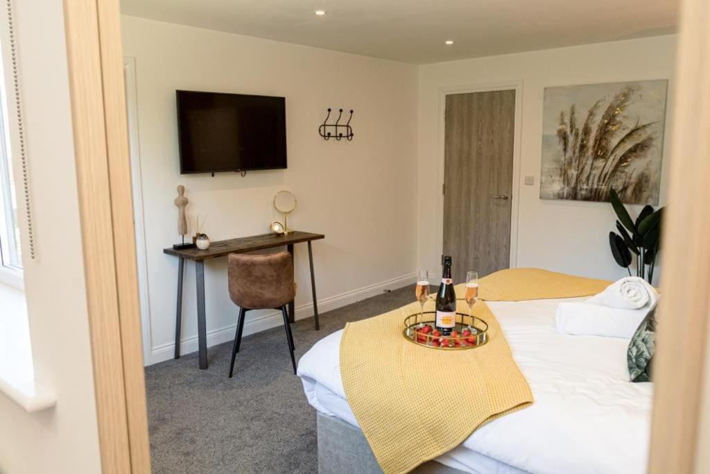 Bournecoast - Stylish Flat With Balcony - Sea Glimpses - 10 Min Walk To Beach - Parking - Wifi - Fm8405 Bournemouth Eksteriør bilde