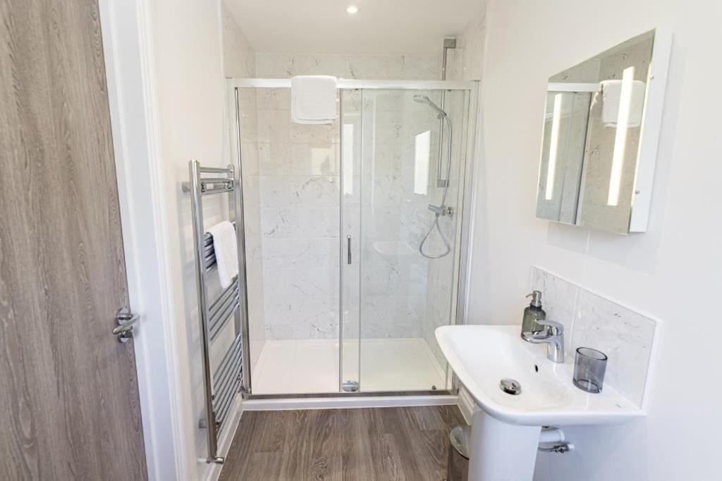 Bournecoast - Stylish Flat With Balcony - Sea Glimpses - 10 Min Walk To Beach - Parking - Wifi - Fm8405 Bournemouth Eksteriør bilde