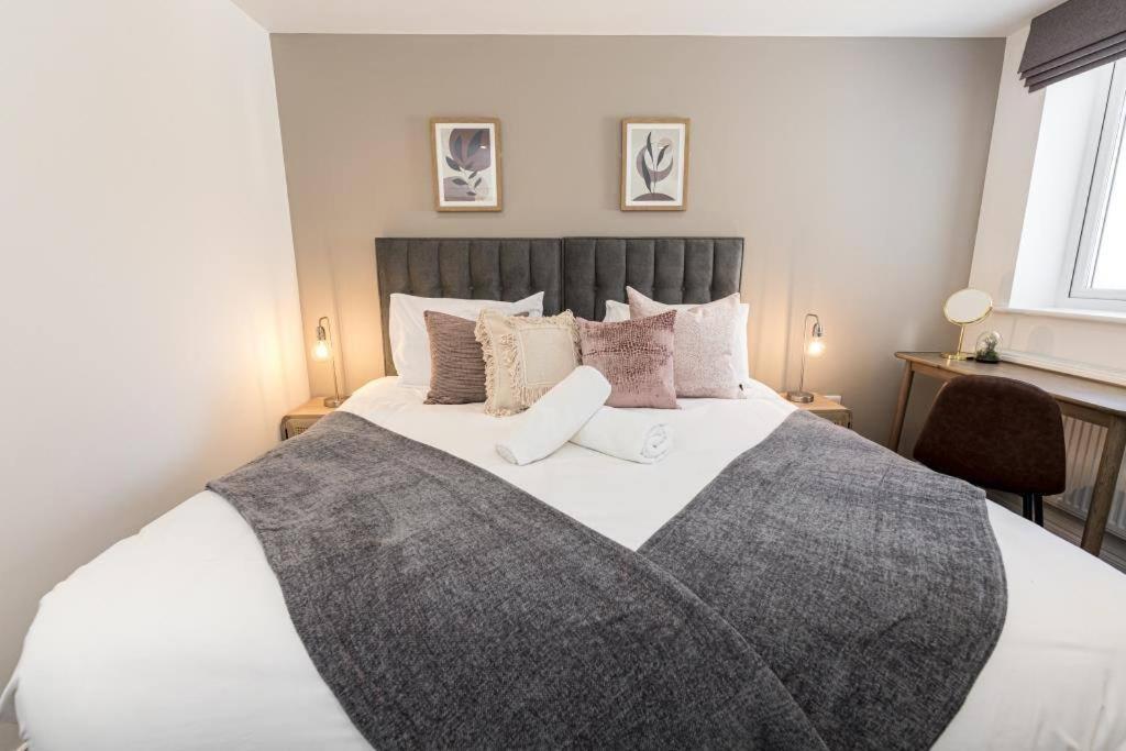 Bournecoast - Stylish Flat With Balcony - Sea Glimpses - 10 Min Walk To Beach - Parking - Wifi - Fm8405 Bournemouth Eksteriør bilde