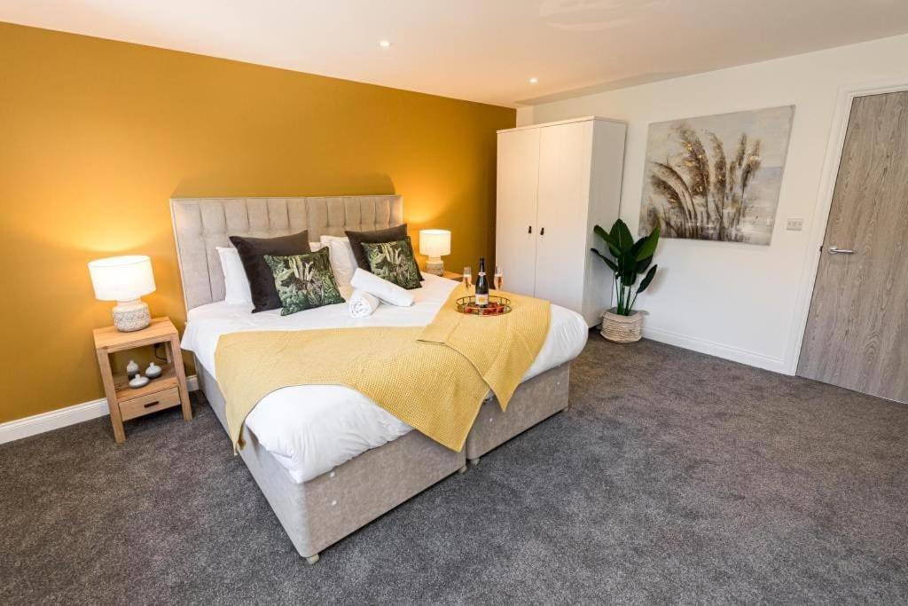 Bournecoast - Stylish Flat With Balcony - Sea Glimpses - 10 Min Walk To Beach - Parking - Wifi - Fm8405 Bournemouth Eksteriør bilde