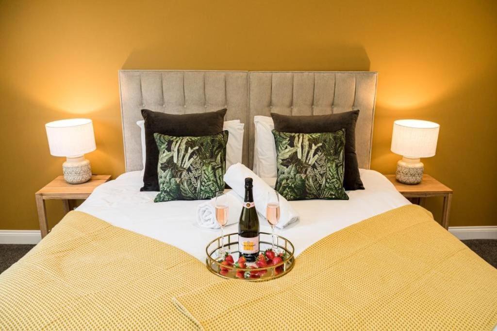 Bournecoast - Stylish Flat With Balcony - Sea Glimpses - 10 Min Walk To Beach - Parking - Wifi - Fm8405 Bournemouth Eksteriør bilde