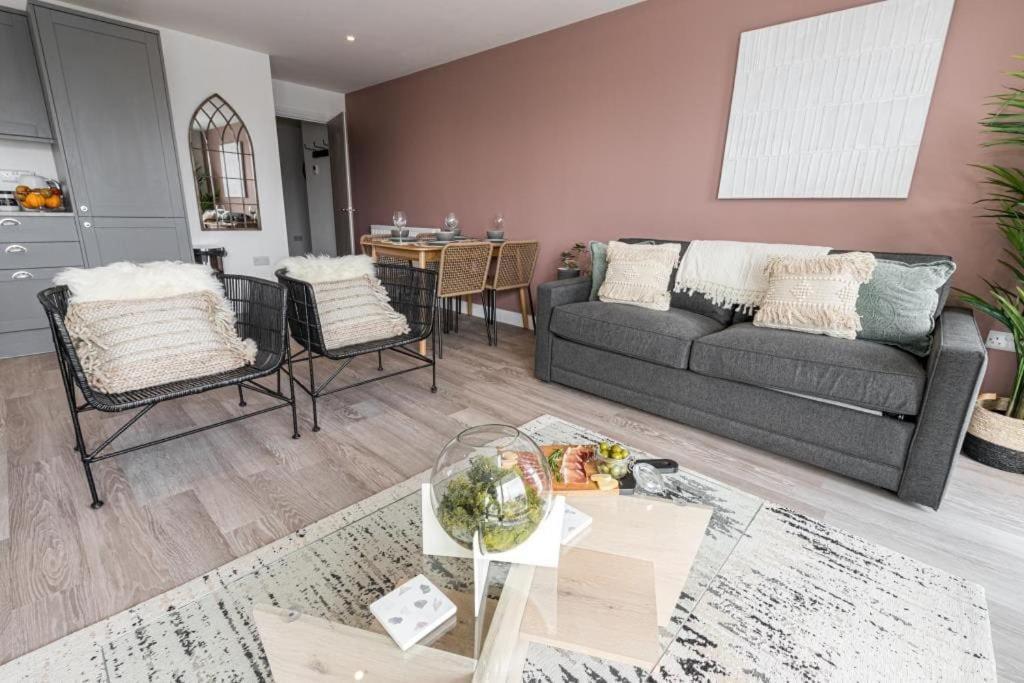 Bournecoast - Stylish Flat With Balcony - Sea Glimpses - 10 Min Walk To Beach - Parking - Wifi - Fm8405 Bournemouth Eksteriør bilde