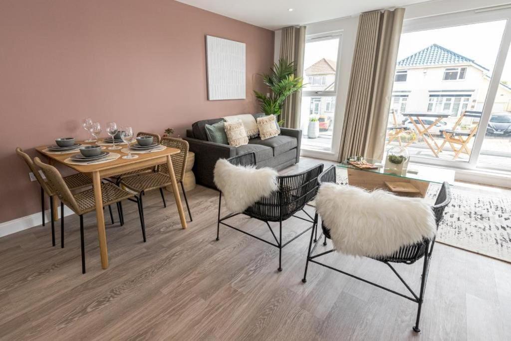 Bournecoast - Stylish Flat With Balcony - Sea Glimpses - 10 Min Walk To Beach - Parking - Wifi - Fm8405 Bournemouth Eksteriør bilde
