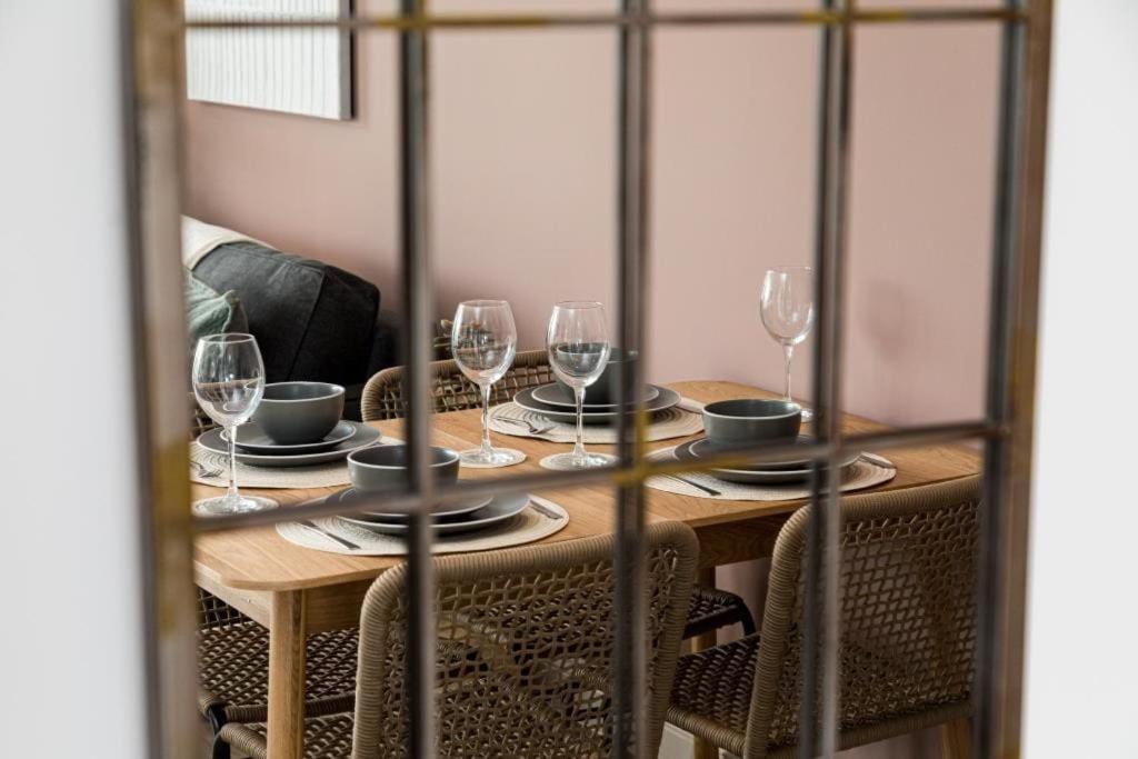 Bournecoast - Stylish Flat With Balcony - Sea Glimpses - 10 Min Walk To Beach - Parking - Wifi - Fm8405 Bournemouth Eksteriør bilde
