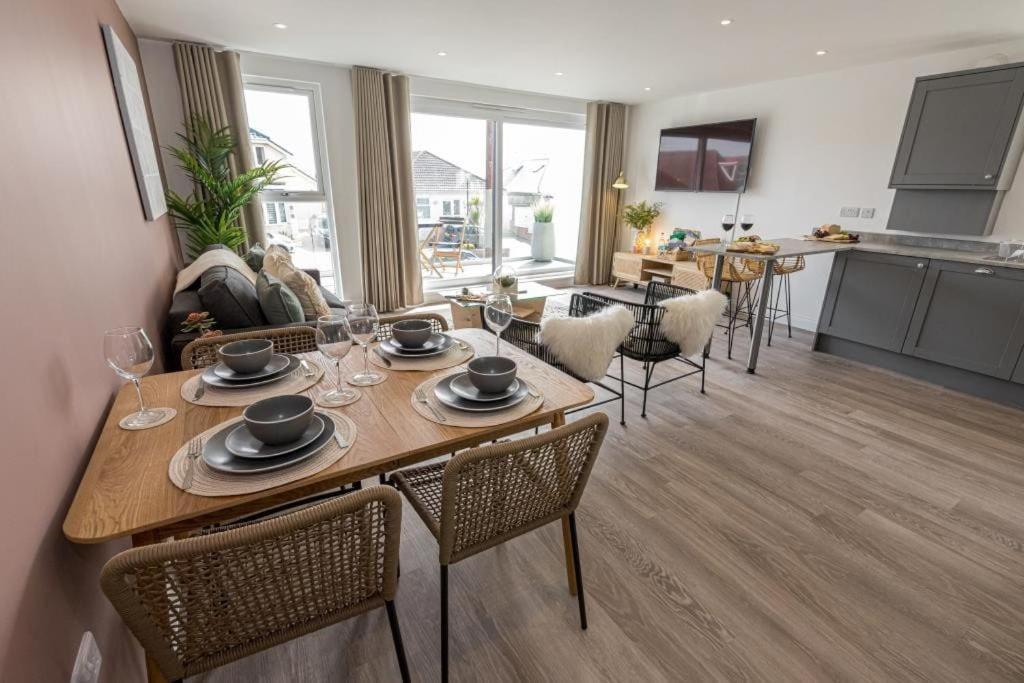 Bournecoast - Stylish Flat With Balcony - Sea Glimpses - 10 Min Walk To Beach - Parking - Wifi - Fm8405 Bournemouth Eksteriør bilde