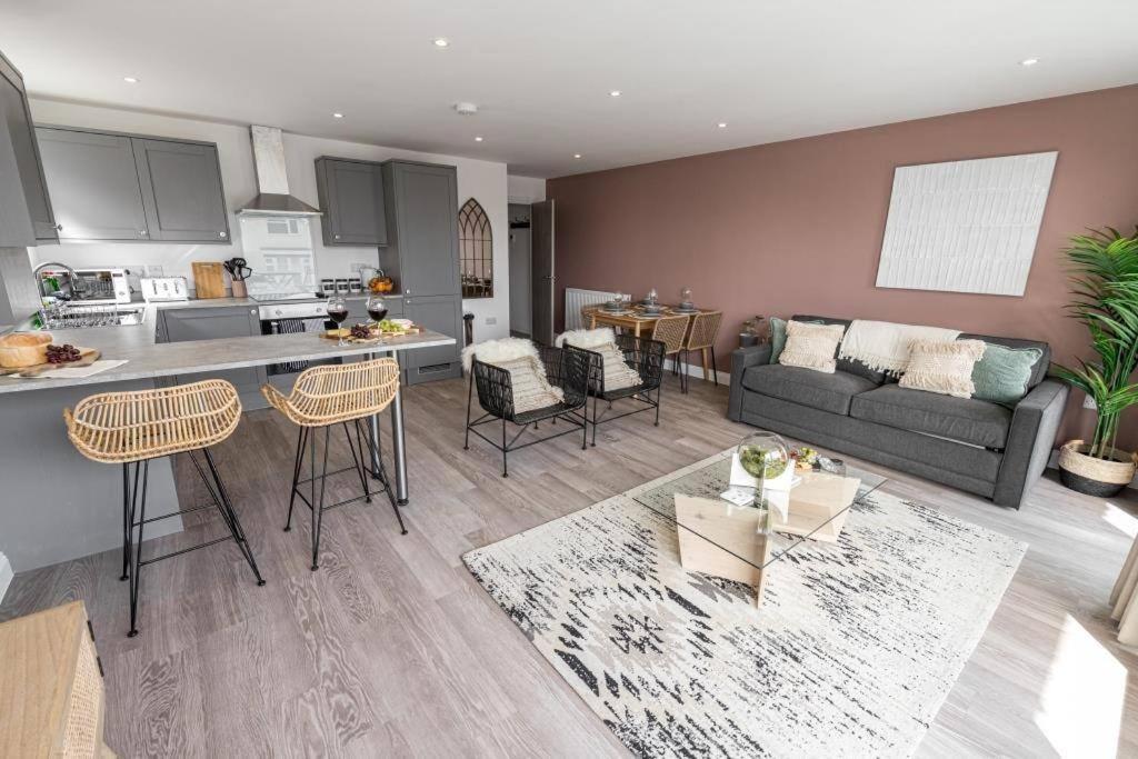 Bournecoast - Stylish Flat With Balcony - Sea Glimpses - 10 Min Walk To Beach - Parking - Wifi - Fm8405 Bournemouth Eksteriør bilde
